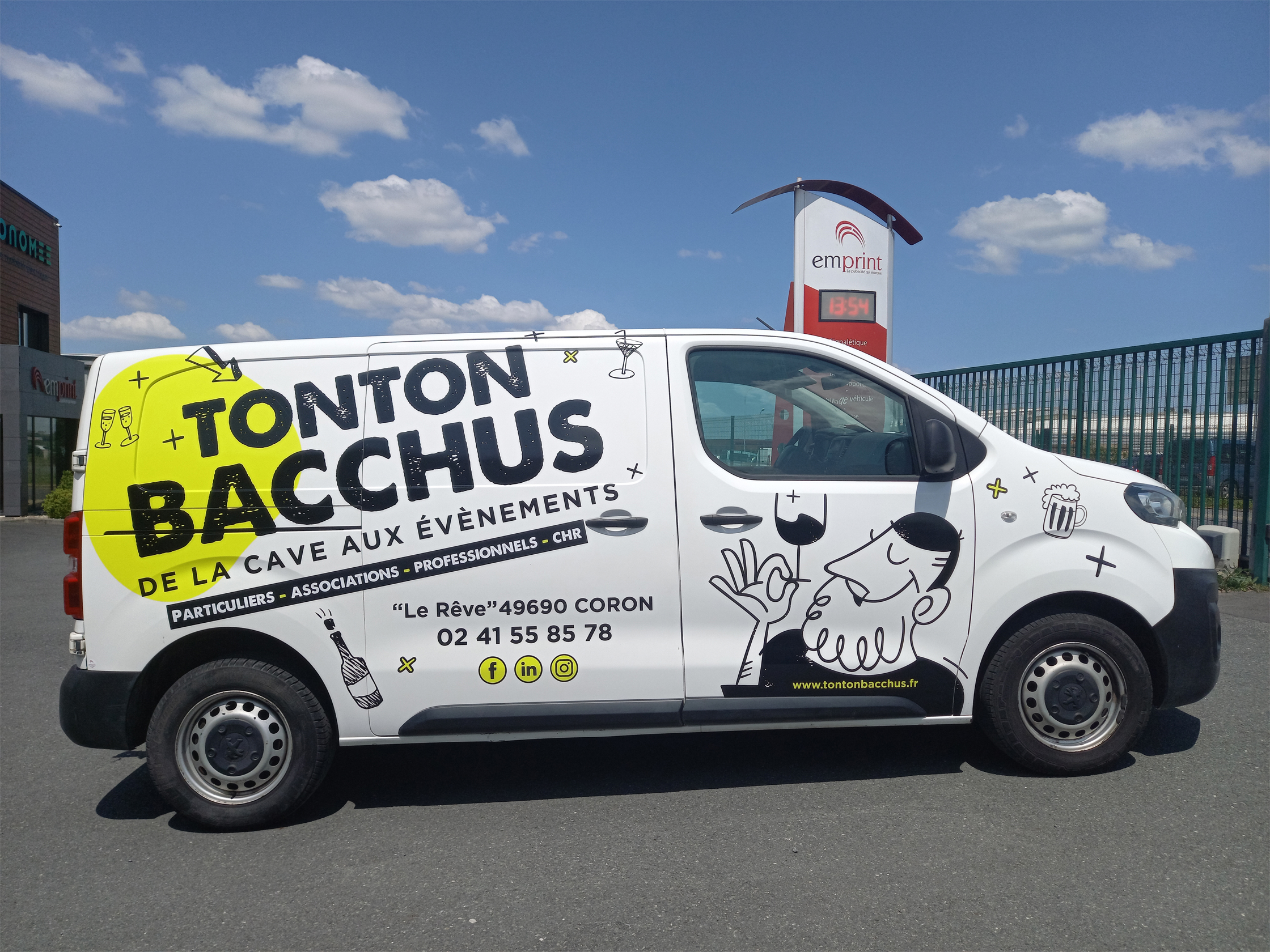 marquage véhicule tonton bacchus par Emprint enseigne et signalétique
